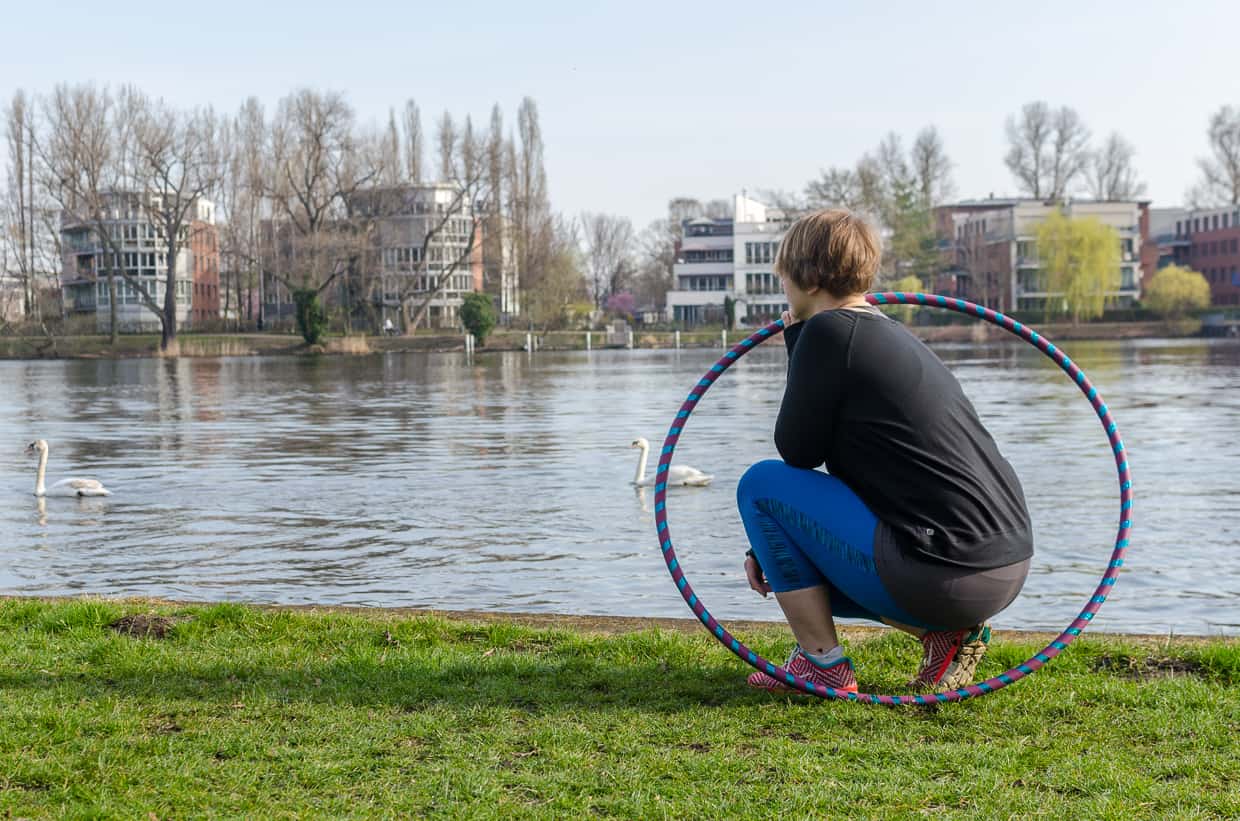 Hula-Hoop-Reifen Pose an der Spree